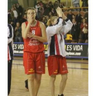 Luci Pascua y Anna Gómez, tras concluir el partido disputado ayer en el Palacio de Deportes