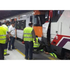 Los dos trenes siniestrados esta mañana en la estación de Sants.