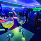 Jóvenes divirtiéndose en una discoteca.