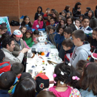 Los escolares aprendieron a hacer anzuelos.