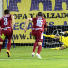 Castañeda, Alan Baró y Dinu ven cómo entra el balón en el penalti lanzado por Álvaro García, que suponía el empate definitivo en Butarque.