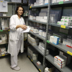 La farmacia para el paciente externo del hospital recibe cada día a un centenar de enfermos que recogen sus medicamentos. MARCIANO PÉREZ