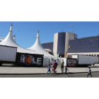 La carpa del espectáculo ‘The Hole’ plantada en la explanada de la Delegación Territorial de la Junta.