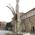 Escultura de acero colocada hace cinco años en recuerdo del Negrillón de Boñar. CAMPOS