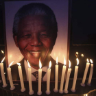 Varias velas lucen junto a un retrato de Mandela, durante una marcha celebrada con motivo del Día Internacional de los Derechos Humanos.