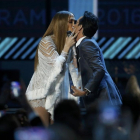 Jennifer López y Marc Anthony, en uno de los momentos estelares de la gala de los Grammy Latinos.