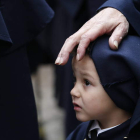 Imagen de la procesión de la sacramental y penitencial Cofradía de Nuestro Padre Jesús Sacramentado y María Santísima de la Piedad Amparo de los Leoneses. JESÚS F. SALVADORES