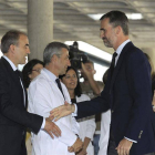 El príncipe Felipe a su llegada al Hospital Clínico de Santiago de Compostela en el que se encuentran ingresados varios de los heridos en el trágico accidente ferroviario ocurrido el pasado miércoles en la capital gallega.