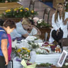 Familiares y amigos, junto a los féretros de los fallecidos en el terremoto de Italia del miércoles, este sábado, en Ascoli Piceno.