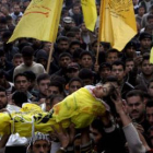 Varios palestinos portan el cadáver de Lama Hamdan, de cuatro años