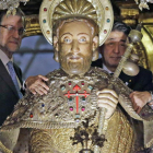 Rajoy y Abe, abrazando la imagen del apóstol.