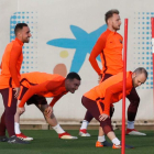 Andrés Iniesta se ejercitó con normalidad junto a Rakitic, Vermaelen y Alcácer.