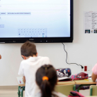 Una profesora imparte una clase en un colegio leonés. FERNANDO OTERO