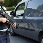 Policía franceses en un control en Dantcharia, en el sudoeste de Francia, el 19 de agosto.