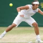 El español Rafael Nadal devuelve una pelota al ruso Mikhail Youzhny