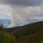 La penosa imagen del monte ardiendo estos días cerca de Anllarinos del Sil. DL
