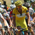 Alberto Contador, izquierda, rueda detrás de sus compañeros Armstrong y Leipheimer.