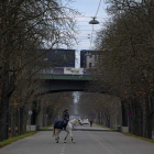 Vigilancia policial a caballo para hacer cumplir el confinamiento en Viena. CHRISTIAN BRUNA