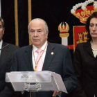 Toma de posesión de Javier Amoedo, entre Fernando Rodríguez y Josefa García Cirac.