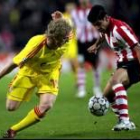 El holandés Kuyt y el mexicano Carlos Salcido luchan por el balón