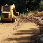 El Ayuntamiento trabajó ayer para subsanar los desprendimientos de tierra en la bajada al río.