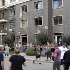 Vecinos de un bloque de viviendas en Odessa observa los daños tras el ataque ruso.  IGOR TKACHENKO