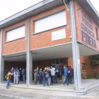 El colegio Piñera de Vega de Espinareda, en la imagen, es uno de los dos afectados en el Bierzo.