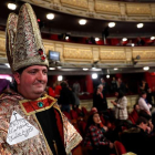 El hostelero leonés Juan López no faltó a su cita en el Teatro Real disfrazado de obispo.