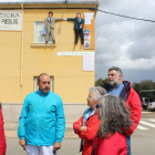 El alcalde de Valderrey y los miembros de la plataforma, bajo el mayo colocado en el Consistorio. A. V.