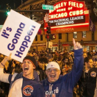Aficionados de los Cubs celebran el sábado la victoria en la Liga Nacional junto al estadio Wrigley Field, en Chicago.