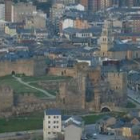 Una vista aérea del casco antiguo ponferradino, con el castillo en el centro de la imagen