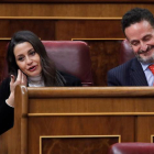 La portavoz de Ciudadanos, Inés Arrimadas (i) junto con el diputado del partido, Edmundo Bal (d) en la sesión de control al Gobierno. JUAN CARLOS HIDALGO