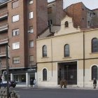 Vista de la capilla de Santa Nonia y la nave que se quiere recalificar, a la derecha.