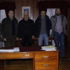 Los alcaldes de los municipios del parque regional de Picos de Europa se reunieron ayer en Riaño. campos