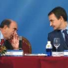 Botín conversa con Zapatero momentos antes de la intervención del presidente del Gobierno