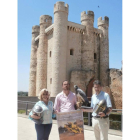 El alcalde y la edil de Turismo junto al encargado de la cetrería.
