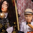 Arropando a los actores, en clave de familia, «posado» frente a la vitrina de la Ilumina