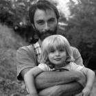 Alberto R. Torices con su hija Elsa, a la que ha dedicado el libro
