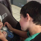William, un niño de 3 años, con su hermano Thomas, de 4 meses, que padece un cáncer terminal.
