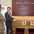 El director general de Patrimonio, junto al sepulcro en el Monasterio de las Dominicas.