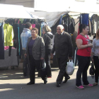 El mercado inició el viernes su andadura en la calle de Serafín Morales.