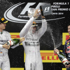 Lewis Hamilton, de Mercedes, junto a su compañero Rosberg, que fue segundo, y Ricciardo