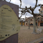 La plaza del pueblo de Laguna Dalga, con el edificio consistorial al fondo. RAMIRO