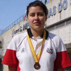 Lidia Fariñas posa con la medalla de bronce obtenida.