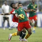 Samuel Eto'o controla el balón en su participación en la Copa África