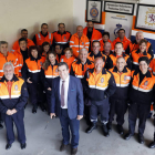 El policía Ángel Ordás (de paisano) al lado de Emilio Martín y varios voluntarios de la agrupación de León, ayer antes del comienzo del partido de la Cultural. MARCIANO PÉREZ