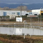 El estanque artificial del polígono industrial del Bayo con el de Cabañas Raras al fondo.