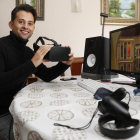 Christián Pérez Nicolás ha invadido con el ordenador el salón de su familia en Montejos. FERNANDO OTERO