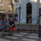 A la derecha, el panel informativo instalado en la plaza Mayor