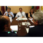 El consejero de Educación, Juan José Mateos (en el centro) presidió una larga reunión con los rector